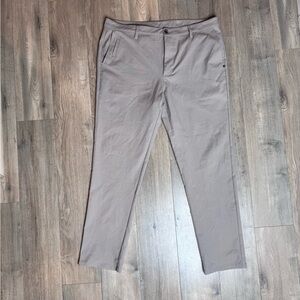 Vuori Men's Cascade Tech Chino pant sz 36 trench color